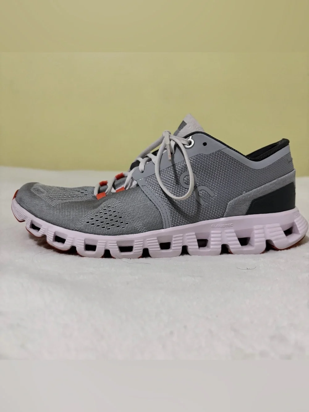 On Running Women's Gray Sneakers with Light Pink Soles Sz 8.5
